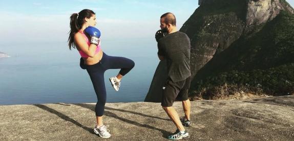 Giulia Costa faz treino ao ar livre no Rio de Janeiro