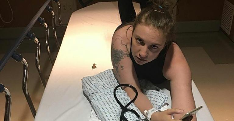 Lena Dunham tropeça nos próprios chinelos e vai parar no hospital