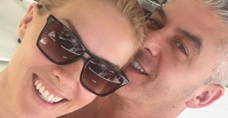 Ana Hickmann coloca a mão na massa e faz o almoço de domingo