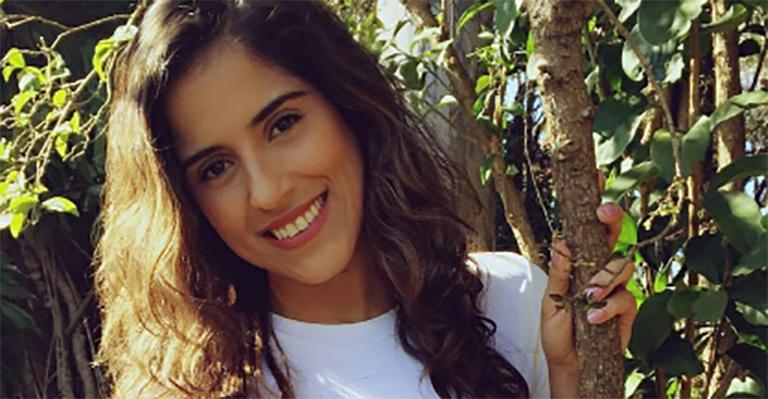 Camilla Camargo faz pose ousada só de biquíni e mostra corpaço