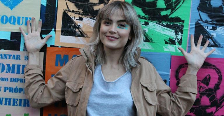 De visual novo, Maria Casadevall se diverte em evento
