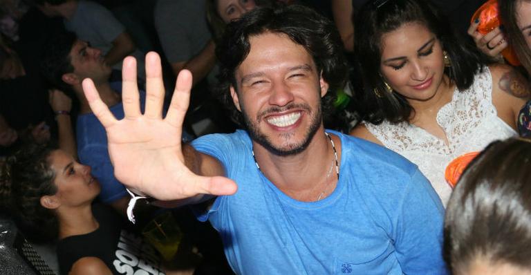 Nando Rodrigues curte Baile da Favorita no Rio de Janeiro