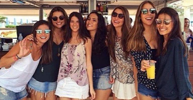 Sasha curte férias com amigas na Espanha antes de se mudar para Nova York