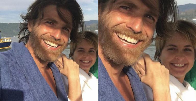Reynaldo Gianecchini faz selfie com Claudia Abreu nos bastidores de nova novela