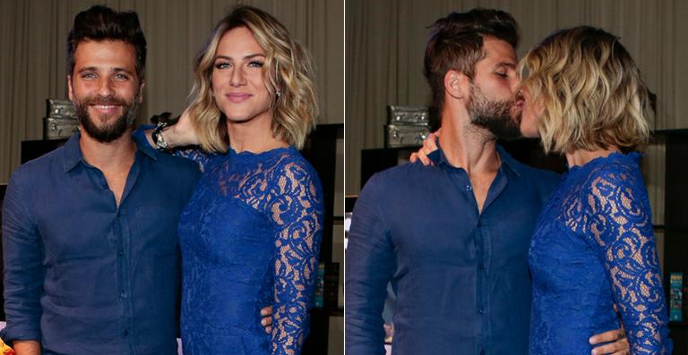 Bruno Gagliasso e Giovanna Ewbank trocam carinhos em SP