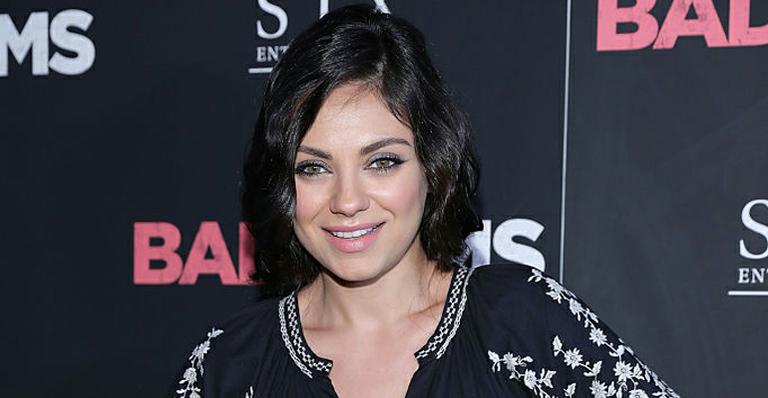 Grávida, Mila Kunis exibe barriguinha em première