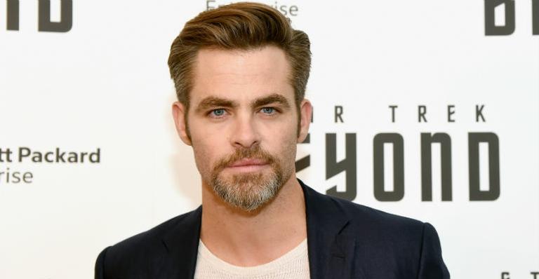 Chris Pine adota um cachorro em abrigo nos EUA