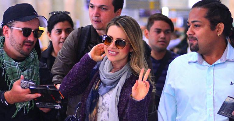 Sandy é rodeada por fãs em aeroporto no Rio