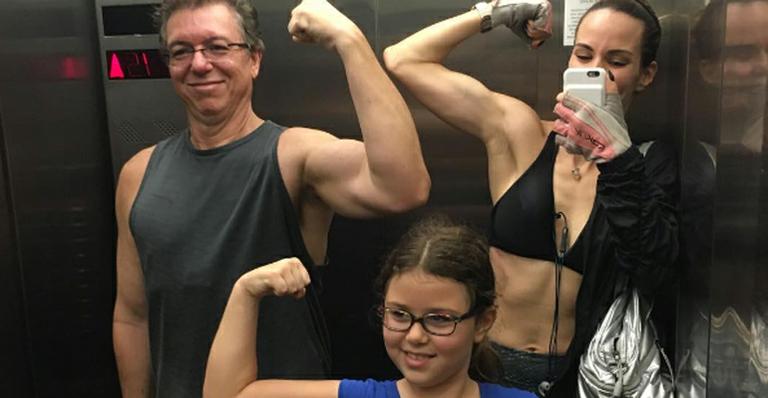 Após cirurgia, Boninho exibe músculos em foto: “Muque em família”