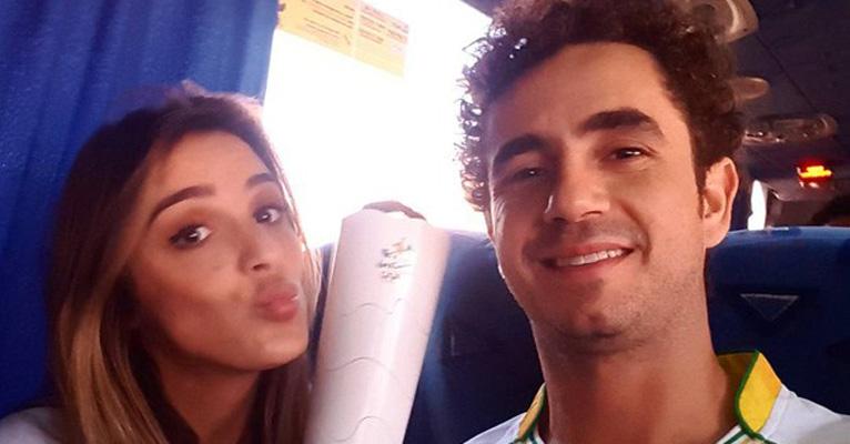 Grávida, Rafa Brites conduz a tocha olímpica ao lado de Felipe Andreoli