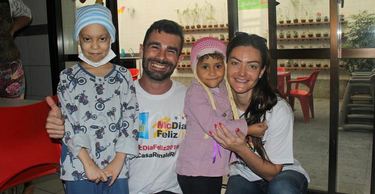 Laura Keller e Jorge Souza visitam crianças na Casa Ronald