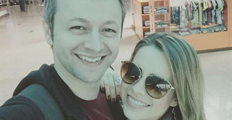 Sandy e Lucas Lima matam a saudade no aeroporto: “Três minutos pra recarregar”