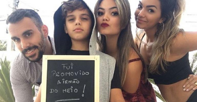 Grávida, Kelly Key exibe discreta barriguinha em foto com a família