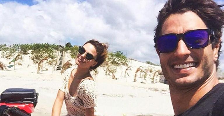 Isis Valverde curte férias com o namorado, André Resende, na praia
