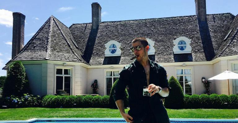 Nick Jonas aluga mansão nos EUA por R$ 90 mil