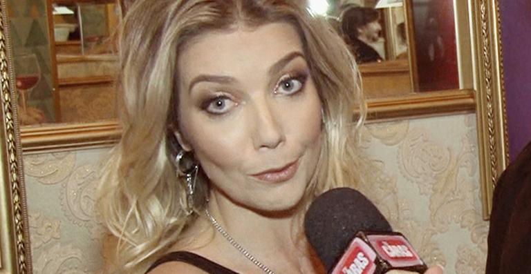 Luiza Possi tira a roupa para campanha do bem