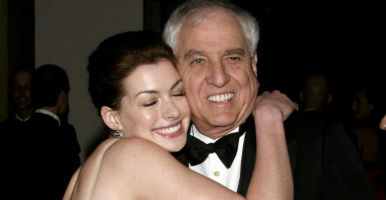 Anne Hathaway presta homenagem a Garry Marshall, diretor de ‘O Diário da Princesa’