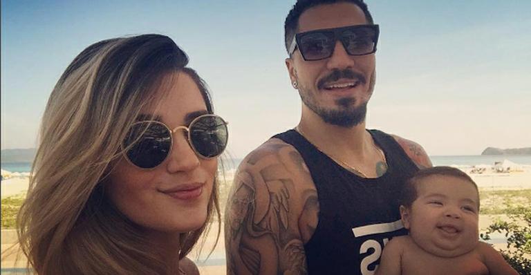 Aline Gotschalg e Fernando Medeiros: relax com Lucca na praia