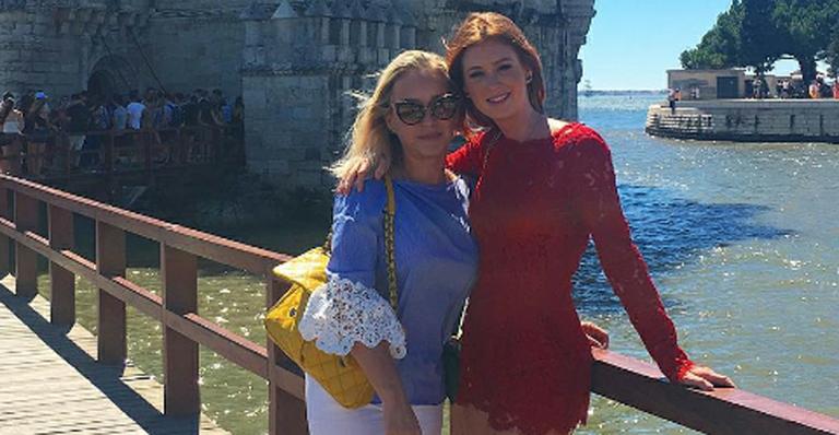 Marina Ruy Barbosa faz tour em Lisboa com a mãe