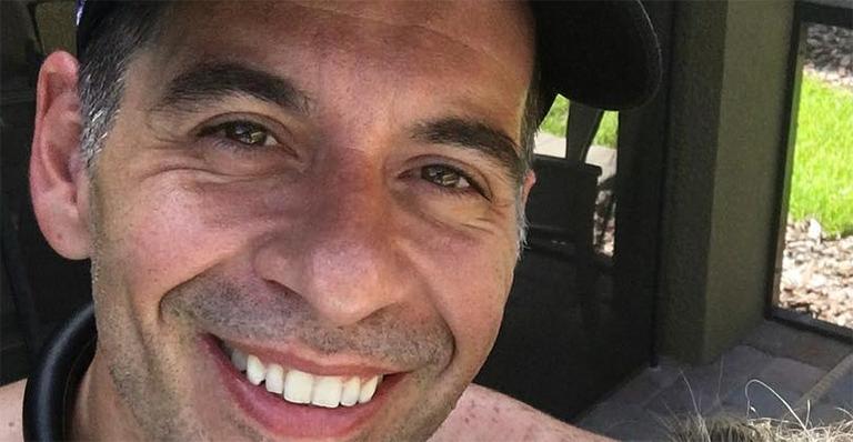 Sem camisa, Leandro Hassum posa ao lado da esposa após rotina de exercícios