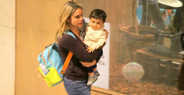 Fernanda Gentil curte passeio com o filho em shopping no Rio de Janeiro