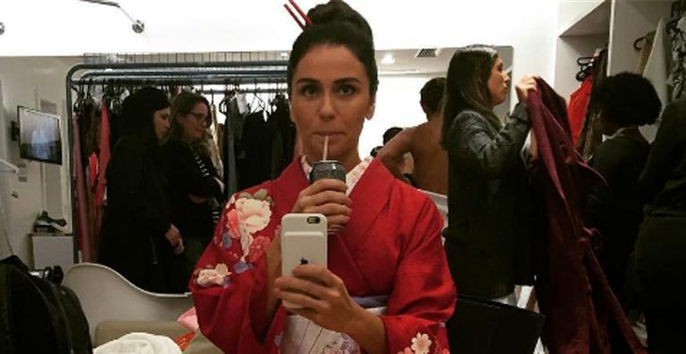 Giovanna Antonelli surge de kimono nos bastidores de nova novela
