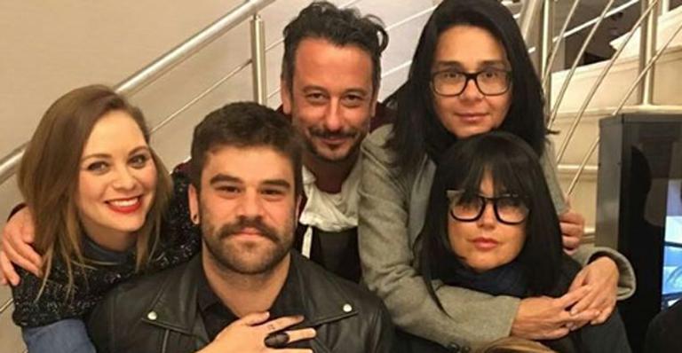Xuxa se disfarça para curtir show de Junno Andrade em bar de São Paulo