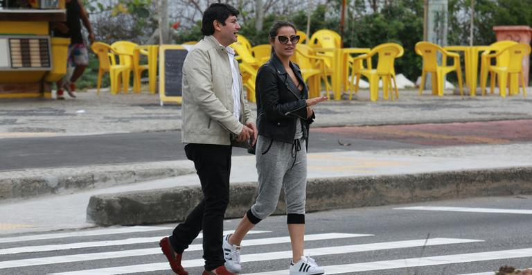 Maite Perroni curte passeio pela orla carioca