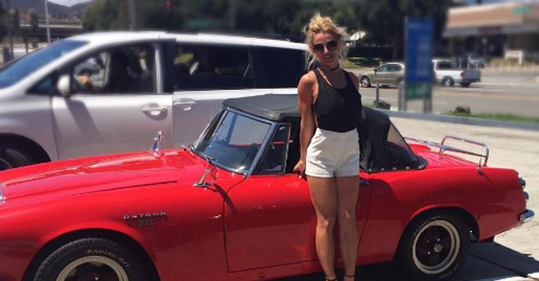 Aos 34 anos, Britney Spears exibe pernas torneadas em passeio de carro nos EUA