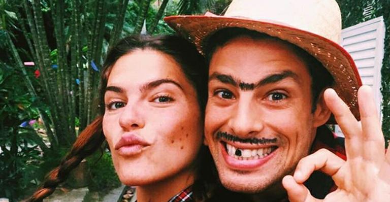 Cauã Reymond e Mariana Goldfarb posam vestidos de caipira