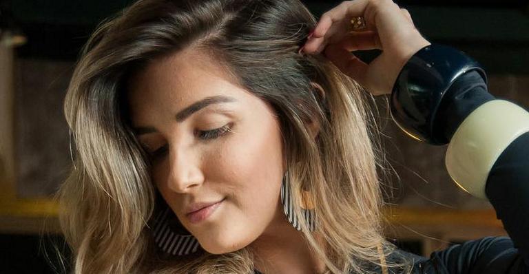 Três meses após dar à luz, Aline Gotschalg mostra barriga sarada na web