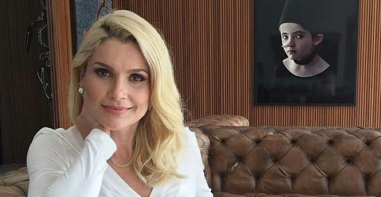 Flávia Alessandra posa com sua estátua em Arraial do Cabo: ‘Volta e meia preciso me reencontrar’