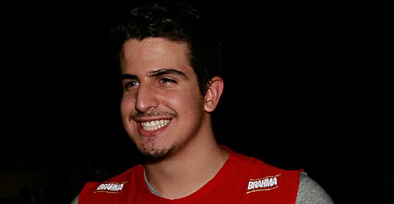 Enzo Celulari posa em cenário paradisíaco com a namorada e se declara