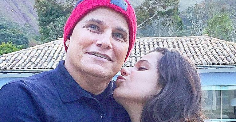 Edson Celulari ganha beijo da filha, Sophia Raia: ‘Carinho que me fortalece’