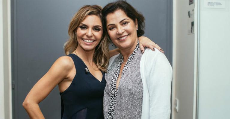 Aline Muniz recebe o carinho da mãe, Angelina Muniz, durante show no Rio de Janeiro