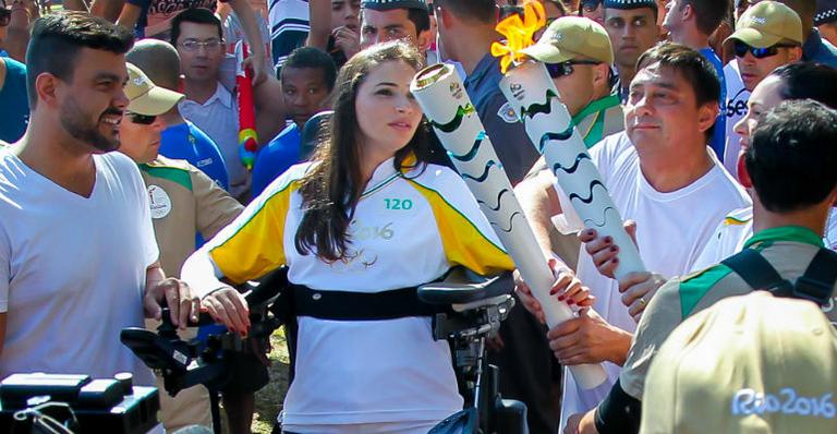 Lais Souza emociona ao desfilar com a tocha olímpica