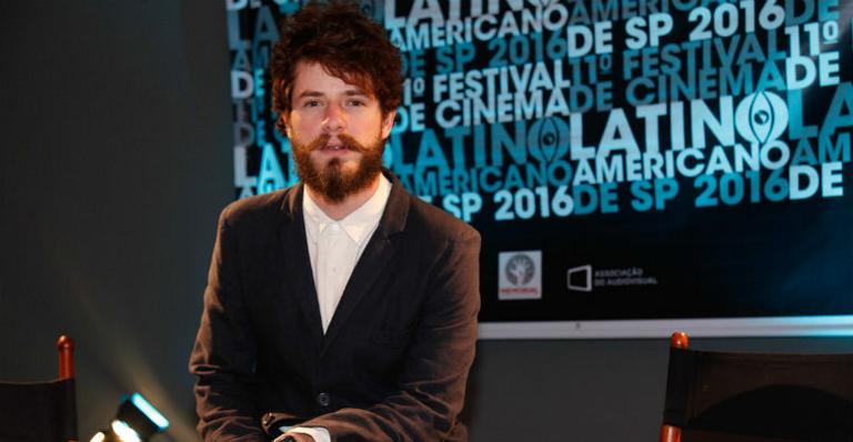 Com novo visual, Maurício Destri prestigia estreia do longa-metragem ‘Por Trás do Céu’