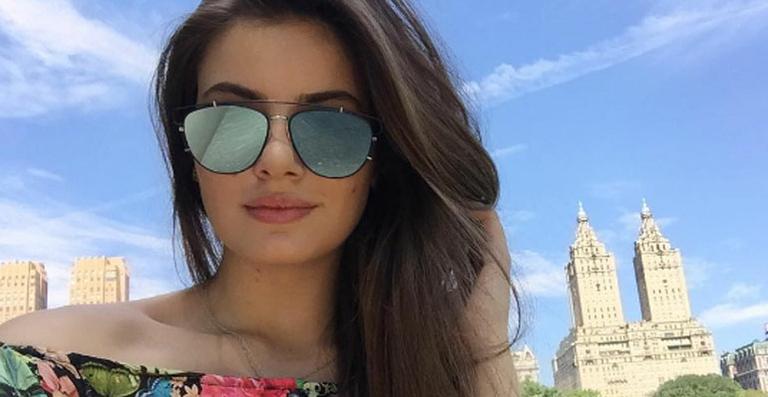 Camila Queiroz curte viagem com a irmã para Nova York