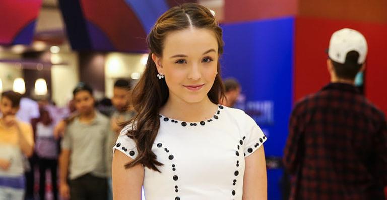 Larissa Manoela comemora o 1º ano de Cúmplices de um Resgate