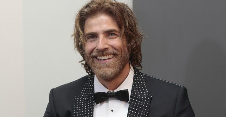 Reynaldo Gianecchini exibe novo visual após fim de novela; assista