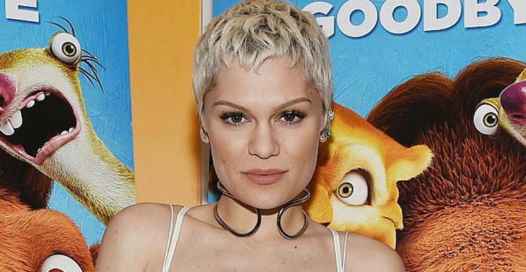 Jessie J publica selfie de biquíni e mostra tatuagem íntima