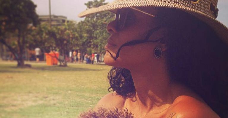 Aline Wirley publica foto amamentando o herdeiro: ‘Me transforma’