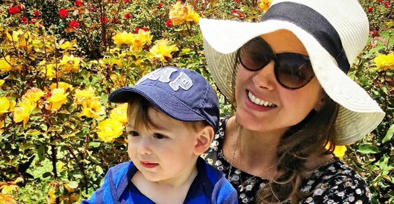 Fernanda Machado posa amamentando o filho: “Amor sem fim”