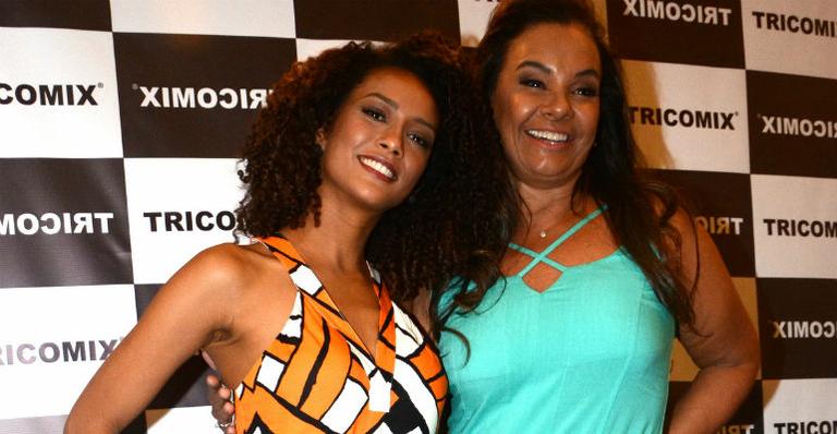 Taís Araújo e Solange Couto prestigiam desfile em São Paulo
