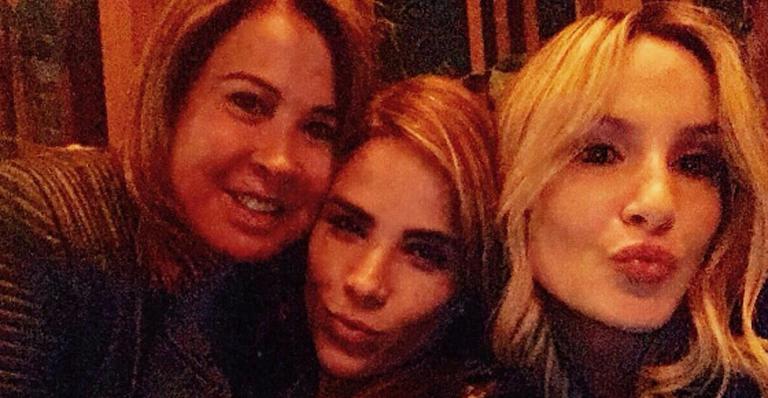 Zilu faz selfie com a filha, Wanessa Camargo, e Claudia Leitte
