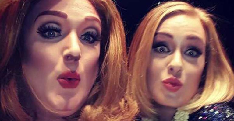 Adele convida drag queen que a imita para subir no palco, em show: ‘Melhor que já vi’