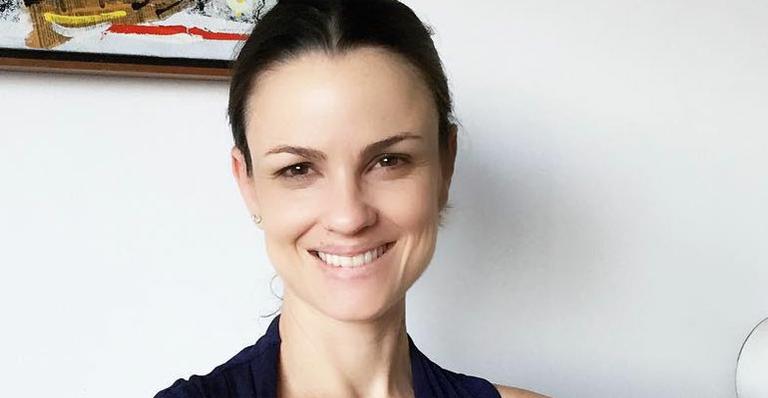 Carolina Kasting posa amamentando e pede doações de leite materno
