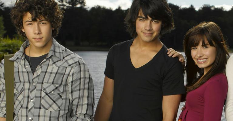 Demi Lovato canta com Nick e Joe Jonas após seis anos de ‘Camp Rock’
