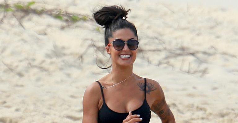 Aline Riscado exibe boa forma em treino funcional no Rio