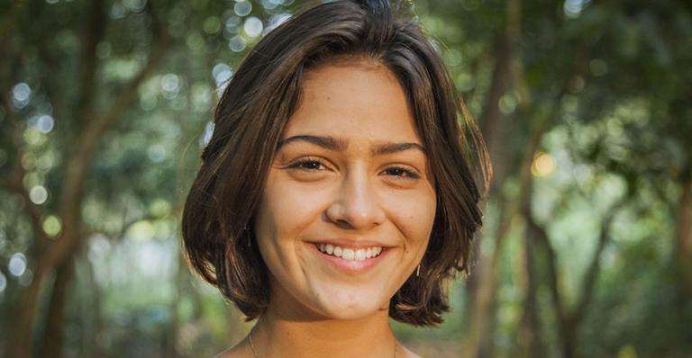 Novo amor? Giullia Buscacio posa em clima de romance nos bastidores de ‘Velho Chico’